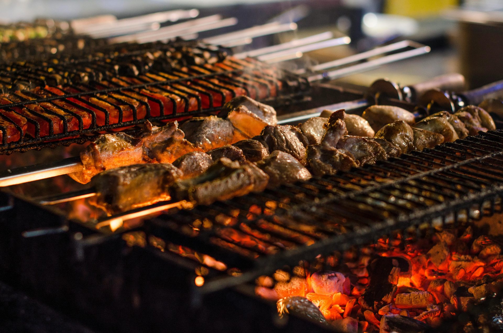 Saftige Kebabs, die über offenem Feuer auf dem Grill zubereitet werden. Perfekt für sommerliche Grillabende.