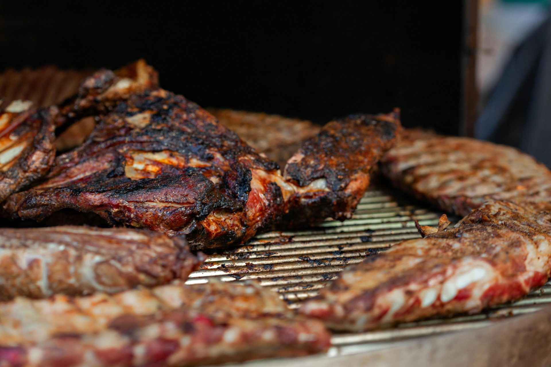 Saftiges Grillfleisch, perfekt gewürzt und auf dem Grill gegrillt.