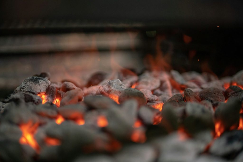 Brennholz in der Feuerstelle