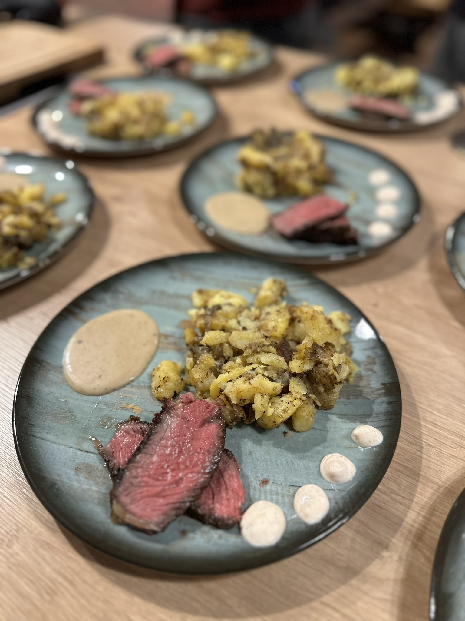 Rindfleisch mit Kartoffelbeilage und Saucen
