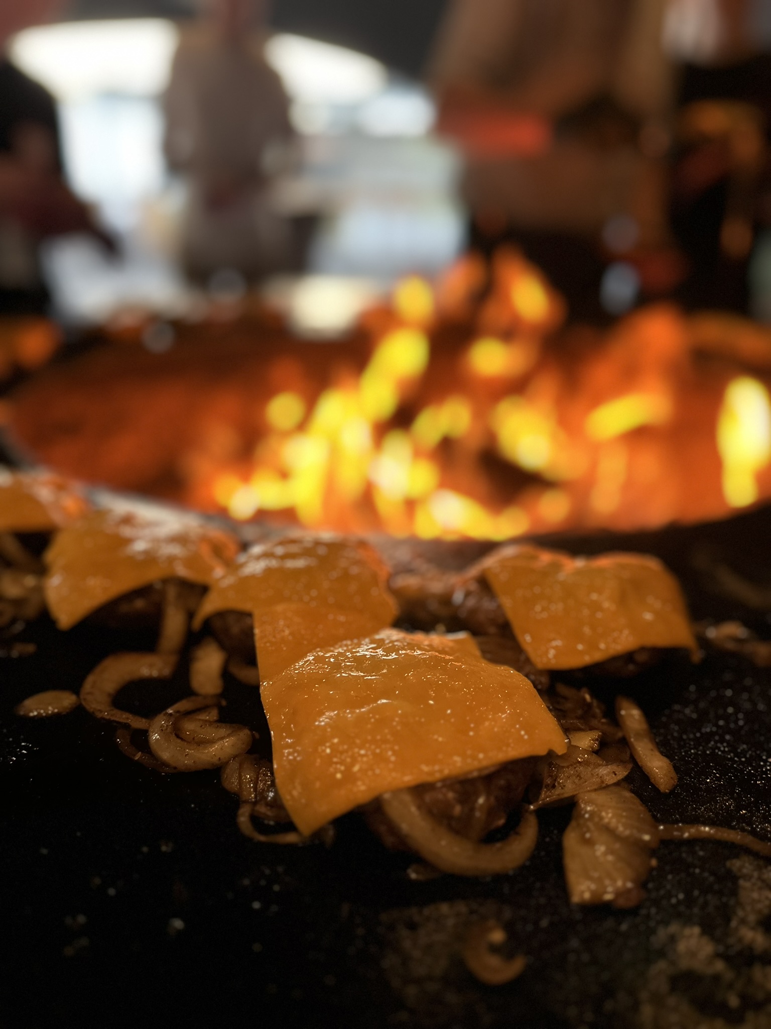 Käse und Zwiebeln über Grill
